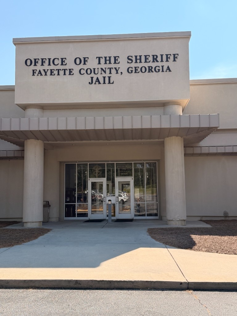 Exterior de la Cárcel del Condado de Fayette, Oficina del Sheriff